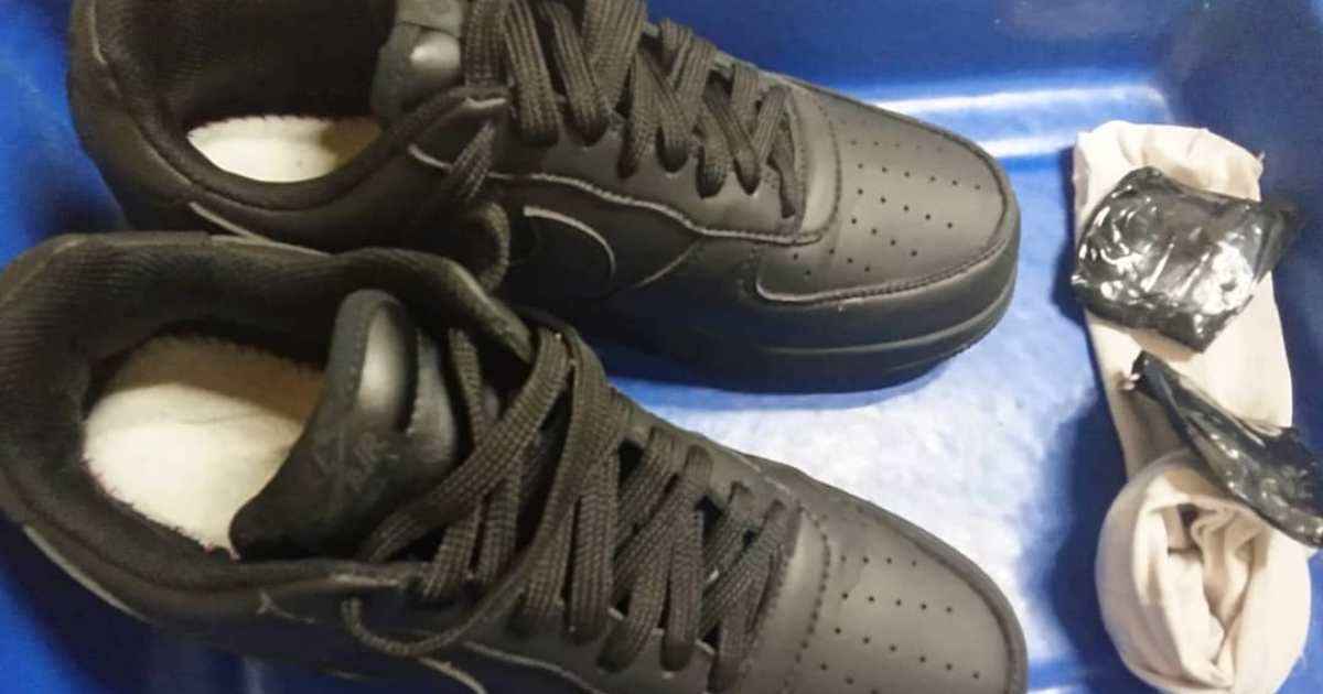 Aduana de Cuba halla cocaína en los zapatos de un pasajero