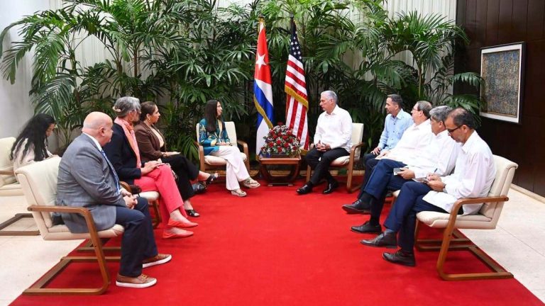 Congresistas demócratas visitan Cuba y respaldan la narrativa del régimen sobre el embargo estadounidense