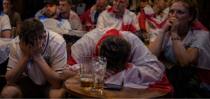 Aficionados de Inglaterra estuvieron horas devastados en pubs tras la eliminación ante Argentina en el Mundial