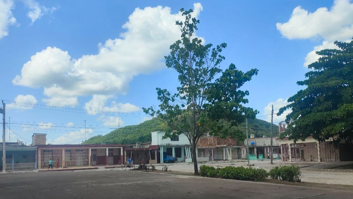 Vecinos en Sancti Spíritus financian con más de 10.000 dólares paneles solares para la radiobase de Etecsa