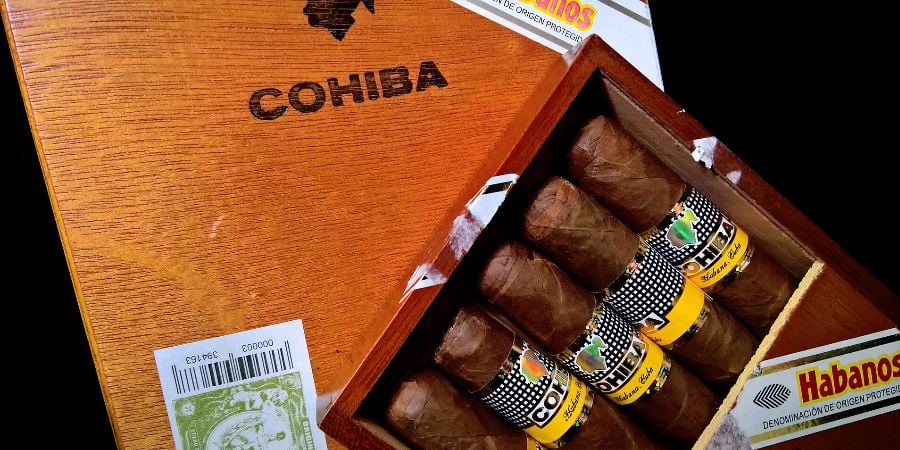 El régimen cubano choca diplomáticamente con Reino Unido por nueva ley antitabaco que amenaza a los habanos