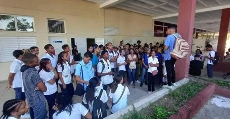 Estudiantes de Medicina en Santiago de Cuba enfrentan el dilema entre estudiar o comer ante nueva centralización educativa