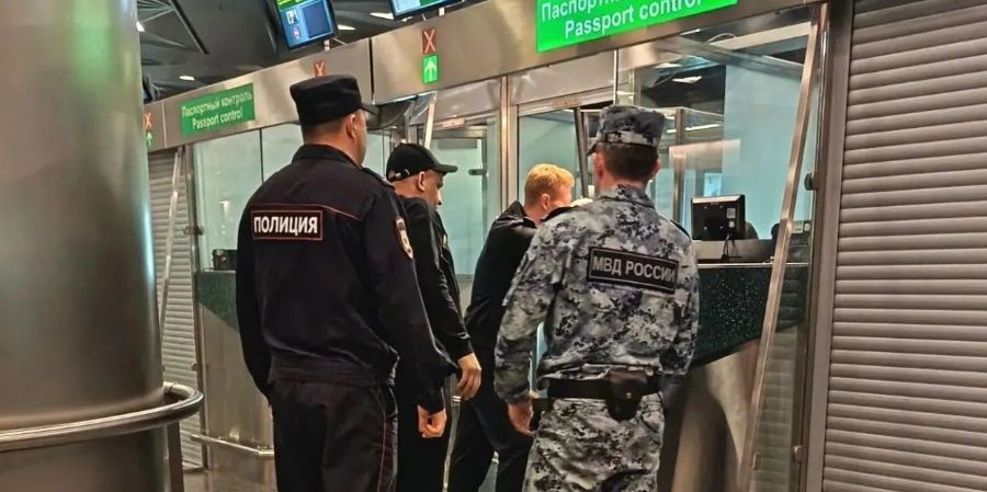 Rusia deporta a dos cubanos tras cumplir condenas por violencia sexual y narcotráfico