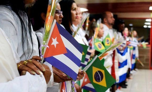 Justicia de EE.UU. obliga a la OPS a entregar pruebas en demanda por presunto trabajo forzado de médicos cubanos