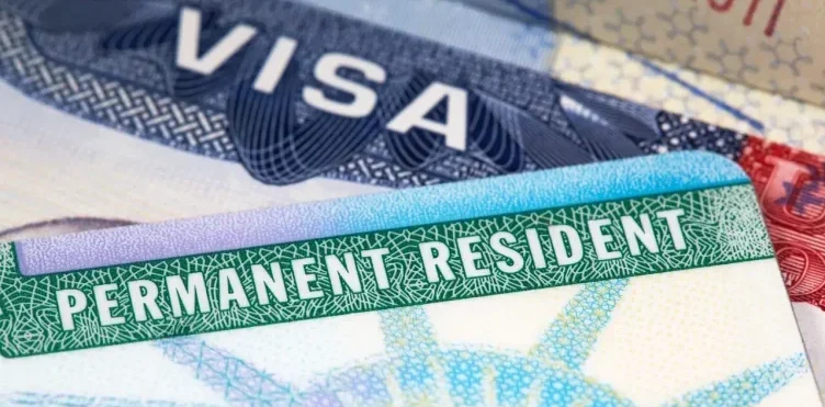 Estados Unidos endurece criterios para la residencia permanente, pero la Ley de Ajuste Cubano blinda a los solicitantes de la isla