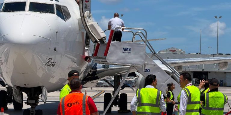 Estados Unidos despacha el primer vuelo del plan de 100 millones de dólares para Cuba evitando la intermediación del régimen