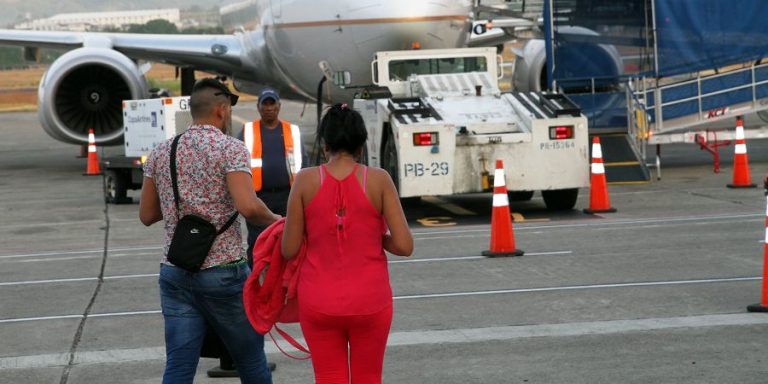 Éxodo histórico y colapso demográfico: Cuba pierde casi un cuarto de millón de habitantes en un año por la crisis estructural