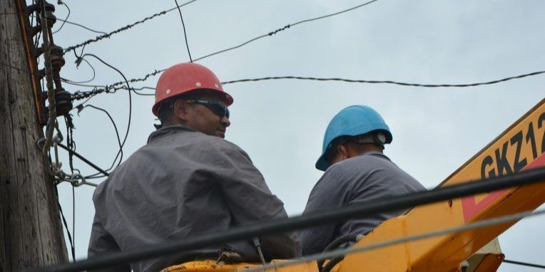 Habitantes de La Habana confrontan a funcionarios de la Unión Eléctrica por extorsión y apagones selectivos