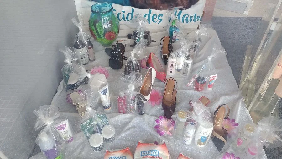 Venta de regalos por el Día de las Madres, en Holguín (Foto: CubaNet)