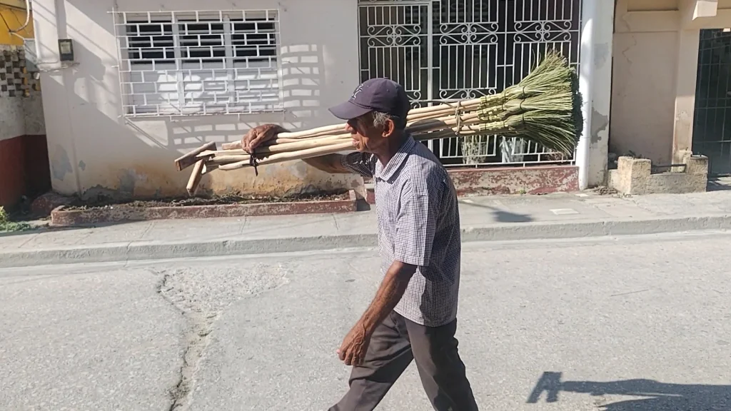 Otro vendedor de escobas en Holguín (Foto: CubaNet)
