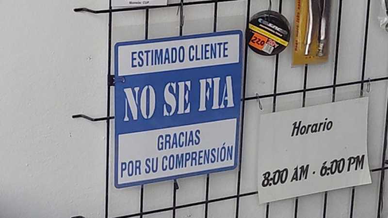 Cartel de un vendedor, en Holguín (Foto: CubaNet)