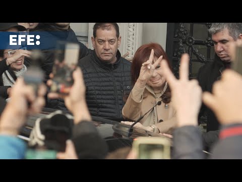 Peronistas se congregan en la casa de Cristina Fernández a la espera del fallo de la Corte Suprema