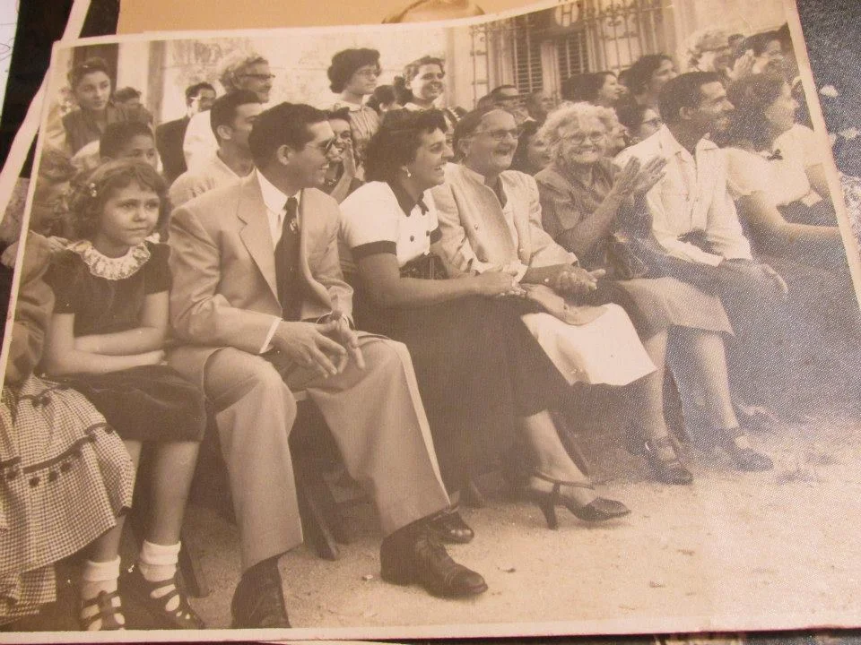 Fiesta de coronación en el Colegio Almendares. Su prima Aurorita Fernández, su padre Daniel Fernández, su madre Felicia González, sus abuelas Rosalía Palma y Rosa Pérez, su tío Cándido Fernandez y la tía Aurora Thorme (Foto: Cortesía)