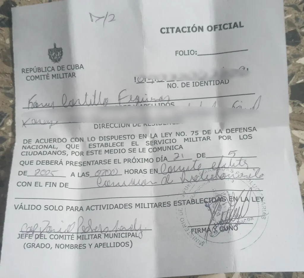 Citación entregada al joven (Foto del autor)