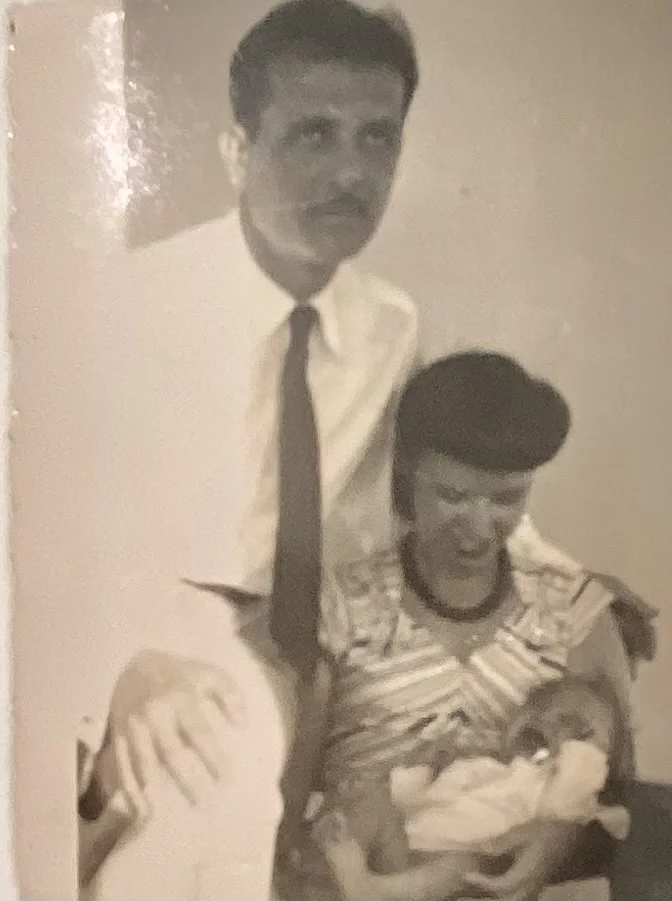 Acabada de nacer con su padre, el Dr. Teófilo Tomás, y su madre, Aida del Castillo de Tomás (Foto: Cortesía)