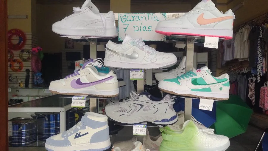 Venta de zapatos en Holguín (Foto: CubaNet)