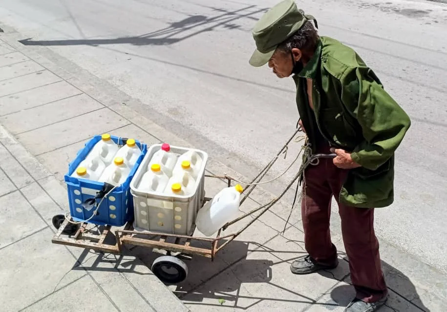 Un anciano cargando galones de agua en Santa Clara (Foto de la autora)