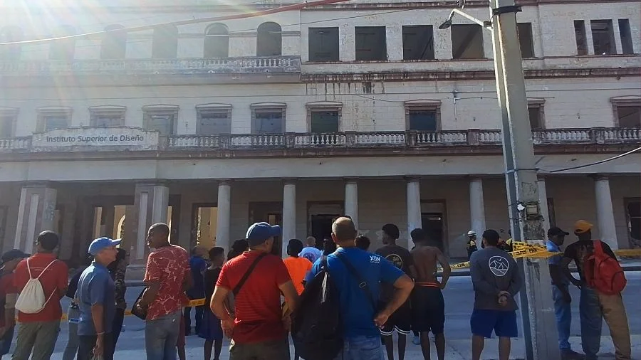 Vecinos de la zona tras el derrumbe parcial en el edificio del ISDi, este miércoles (Foto: CubaNet)