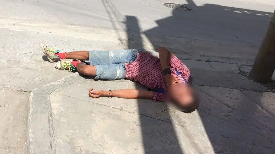 Una persona alcoholizada en las calles de Holguín (Foto: CubaNet)