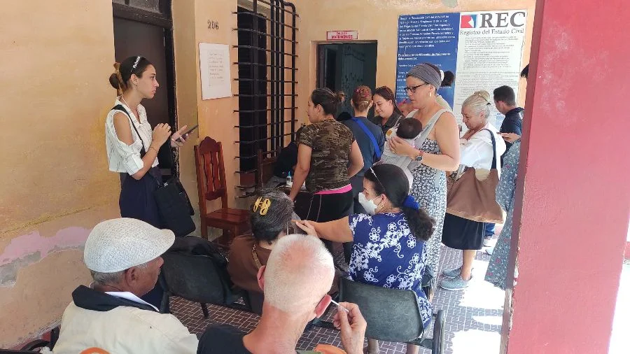 Cola en la Oficina del Registro Civil de Holguín (Foto: CubaNet)