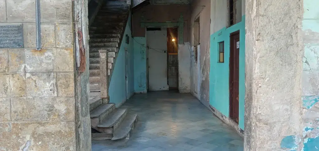 Entrada del edificio donde vive Yazmín (Foto: CubaNet)