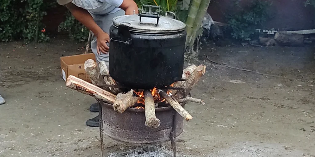 Una improvisada cocina de leña en Holguín (Foto: CubaNet)