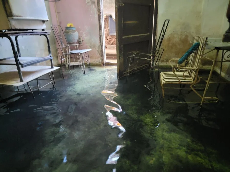 Aguas albañales en el interior del departamento de Cabrera Fernández (Foto del autor)