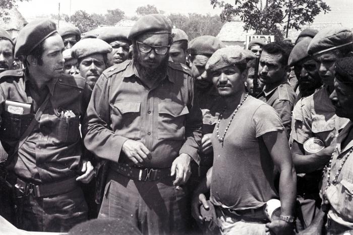 Osmany Cienfuegos (izquierda) y Fidel Castro (centro) en Playa Girón (Foto: Granma)