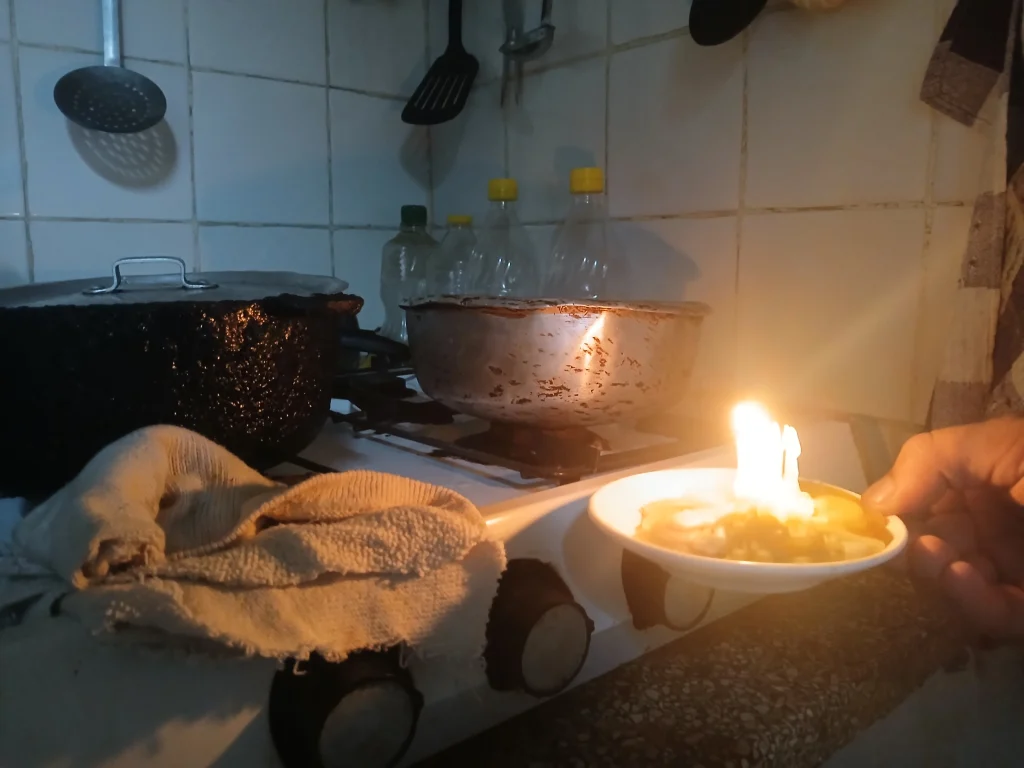 Cocinando a la luz de una vela (Foto de la autora)