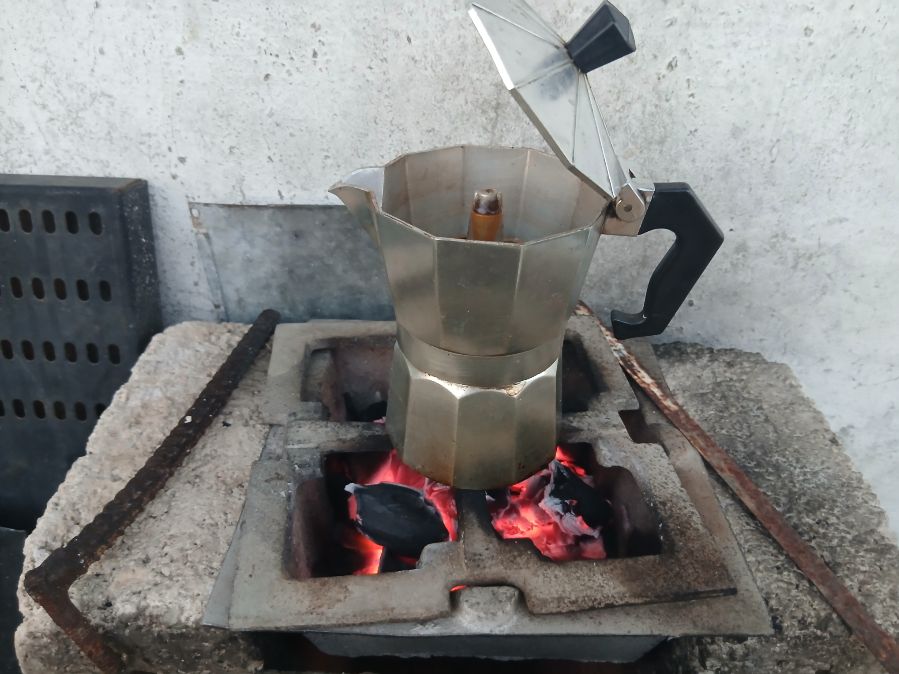 Preparando café en una hornilla de carbón (Foto de la autora)