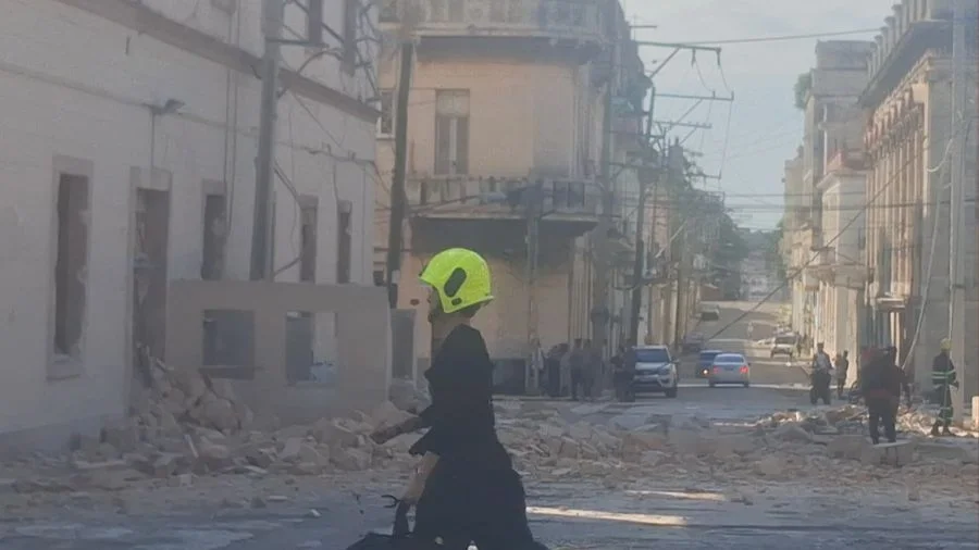 Escombros en la calle tras el derrumbe de este miércoles (Foto: CubaNet)