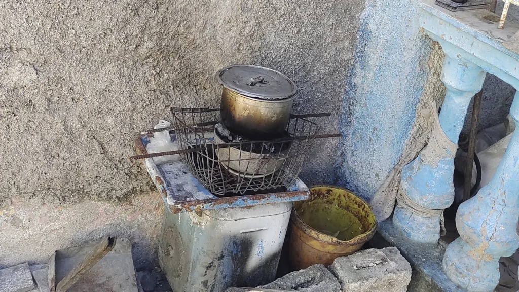 Cocinando con carbón, en Holguín (Foto: CubaNet)