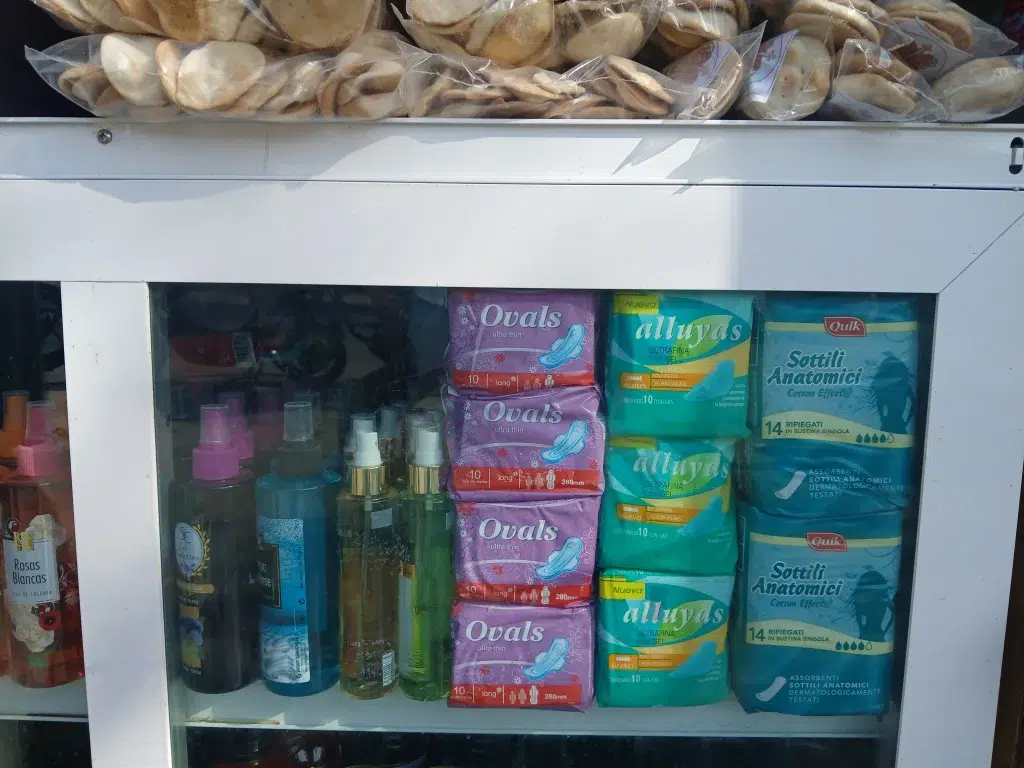 Almohadillas sanitarias a la venta en el mercado informal, en Santa Clara (Foto de la autora)
