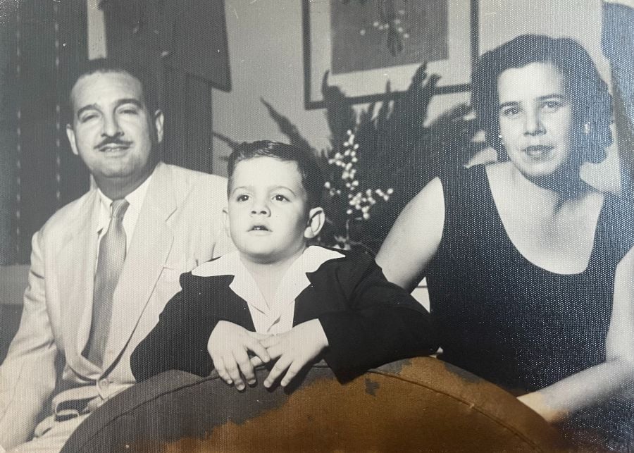 Rafael Miyar con sus padres en Cuba (Foto: Cortesía)