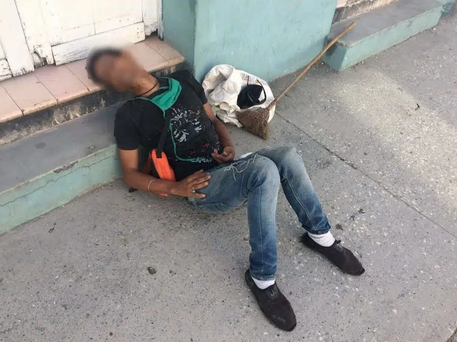 Otra persona alcoholizada en un portal de la ciudad de Holguín (Foto: CubaNet)