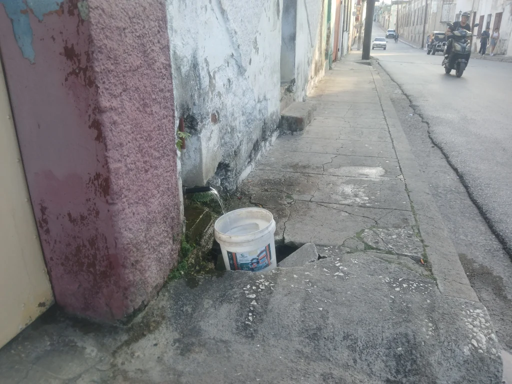 Un toma que sirve a los vecinos para abastecerse de agua, cuando hay (Foto de la autora)