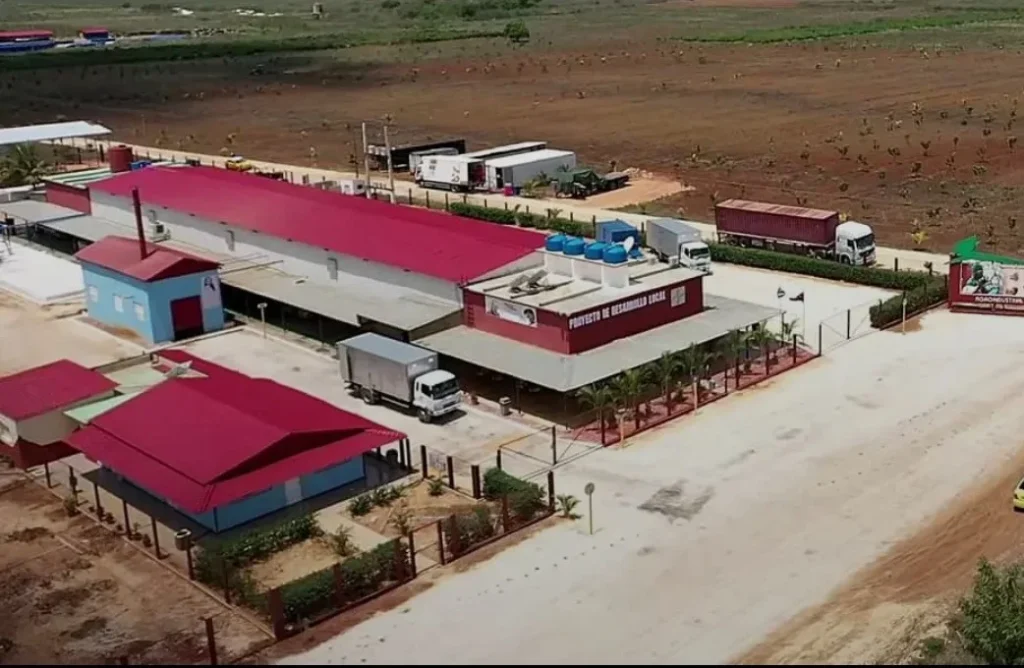 Vista aérea de la empresa Agroindustrial Media Luna S.R.L. (Foto tomada de sus redes sociales)