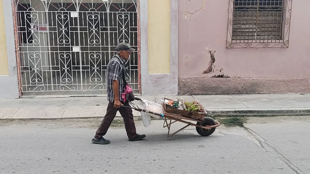 Un vendedor ambulante de productos del agro en Holguín (Foto: CubaNet)