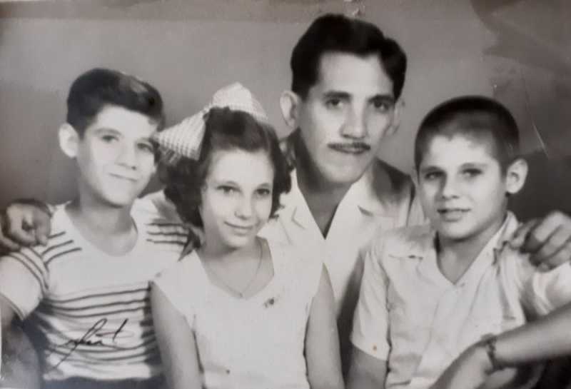 Manolo Yánez (a la izquierda) con su padre y dos de sus hermanos (Foto: Cortesía)