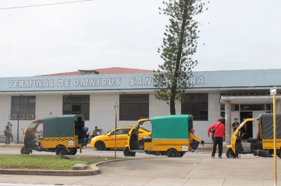 Motonetas en la Terminl Intermunicipal de Santa Clara (Foto de la autora)