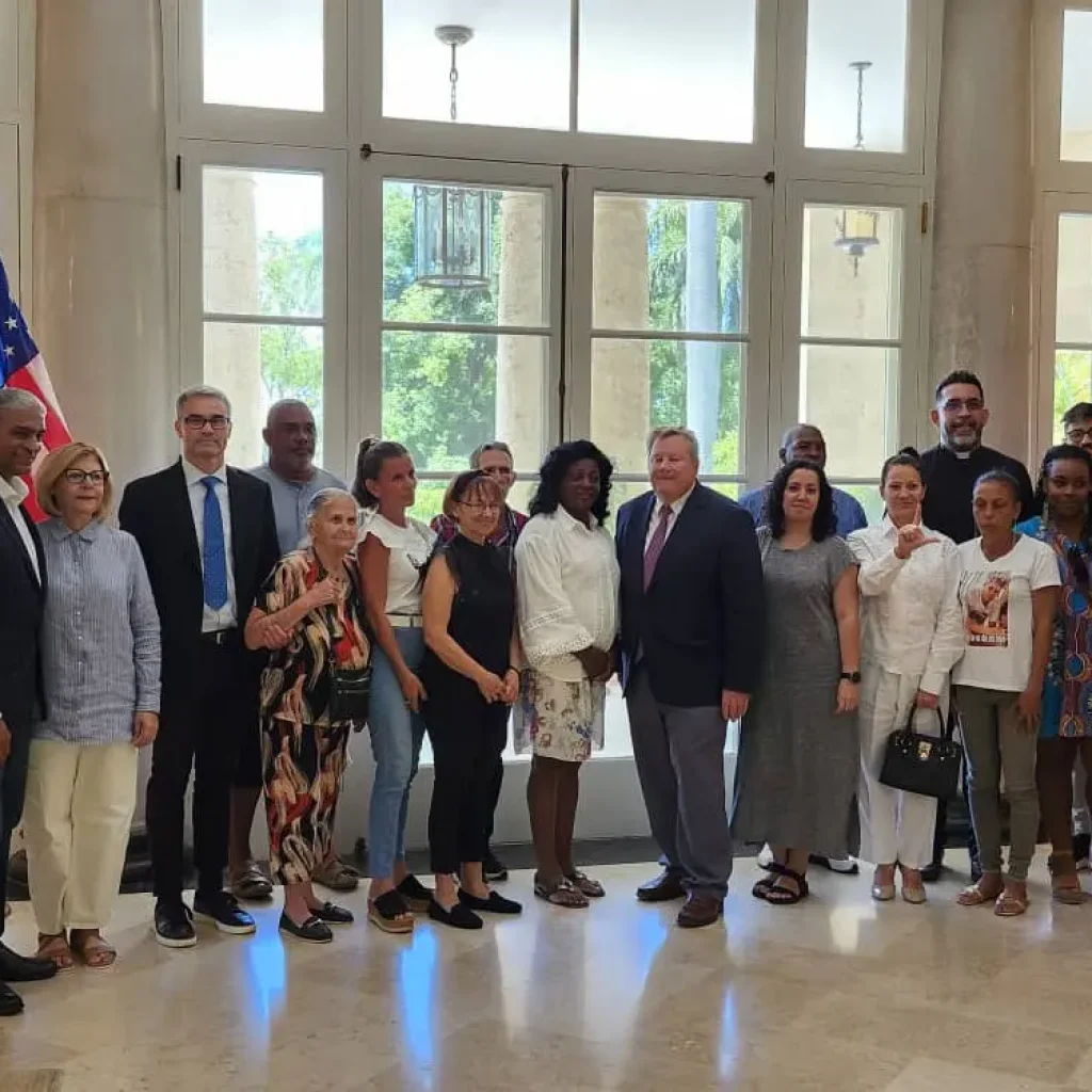 Entre los assitentes al encuentro fueron invitados los periodistas de Cubanet, Camila Acosta y Rolando Lobaina. Cortesía de la embajada.