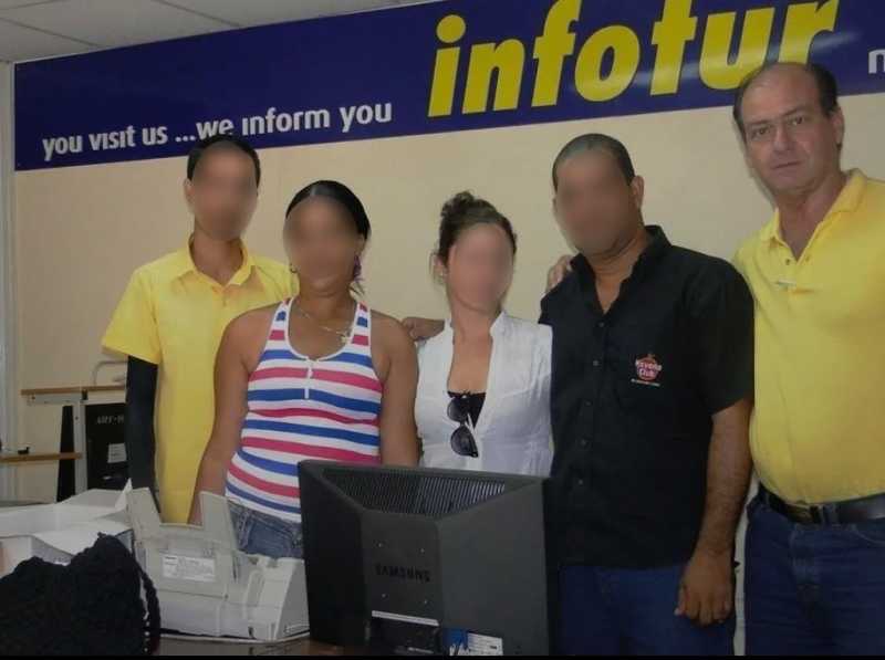 José de Jesús Díaz-Canel Rodríguez (en el extremo derecho) junto a compañeros de trabajo de Infotur (Foto tomada de redes sociales)