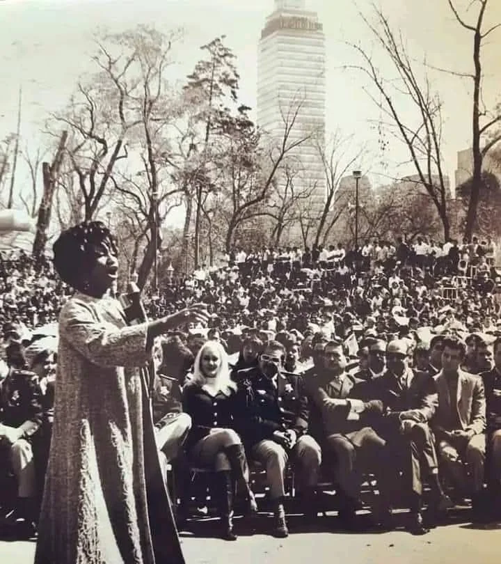 Celia Cruz en una presentación en la Alameda Central, Ciudad de México, en la década de 1970 (Foto: Salsa NO Comercial – Facebook)