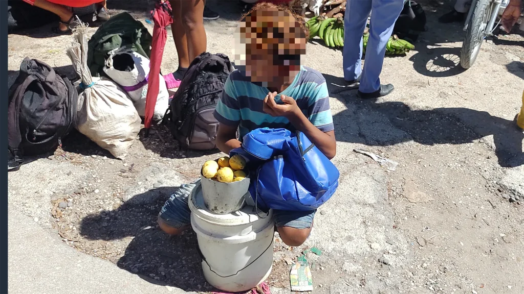 Un niño vendiendo guayabas en Holguín (Foto: CubaNet)