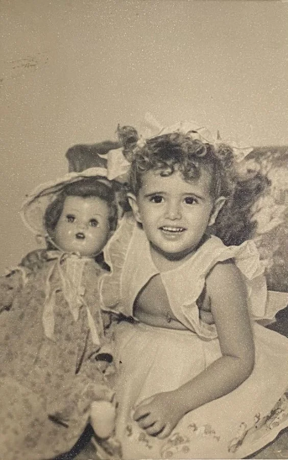 Aida con su muñeca favorita, a los cinco años (Foto: Cortesía)