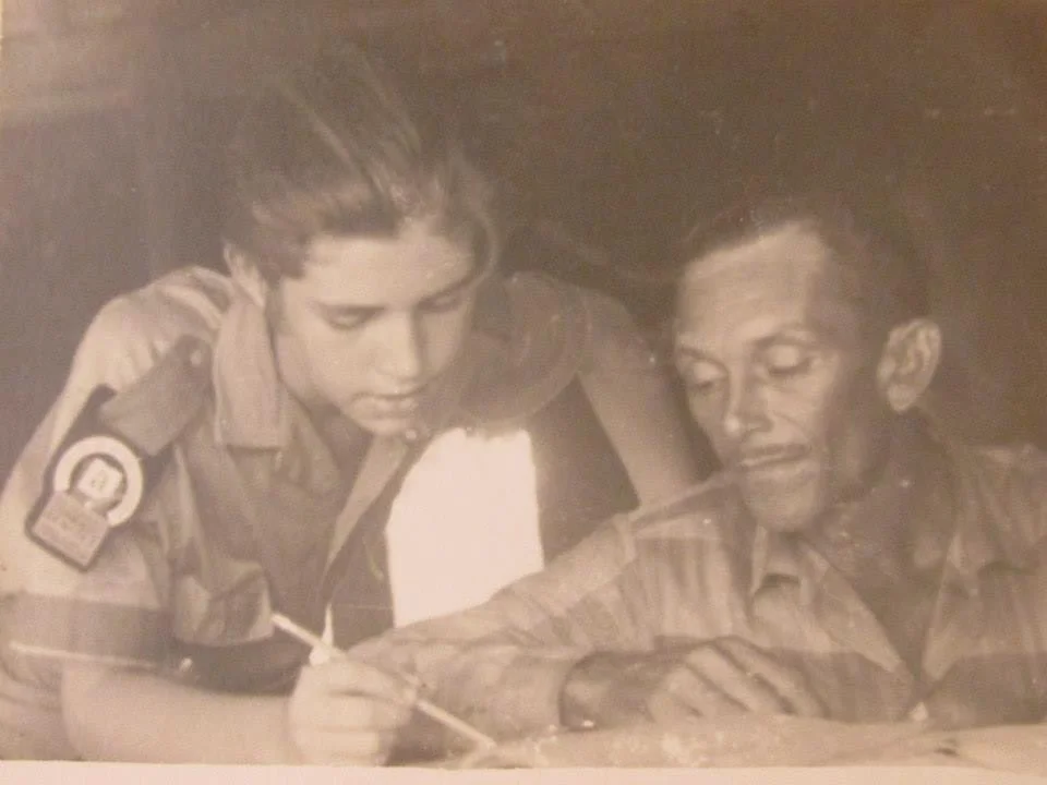 Daniel Fernández con 13 años alfabetizando al campesino Edelmiro, en La Canoa, Las Tunas, 1961 (Foto: Cortesía)