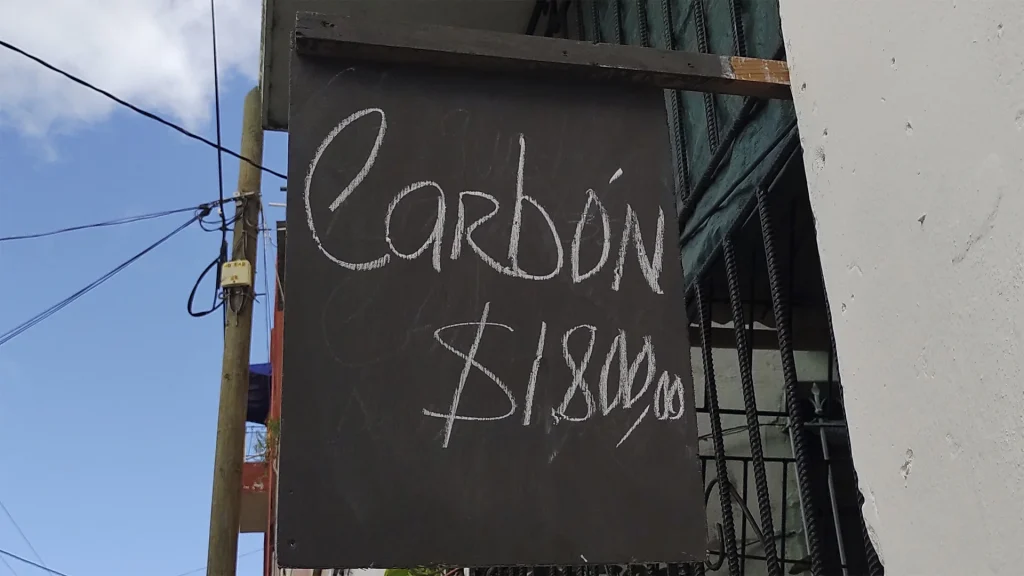 Venta de carbón en Holguín (Foto: CubaNet)