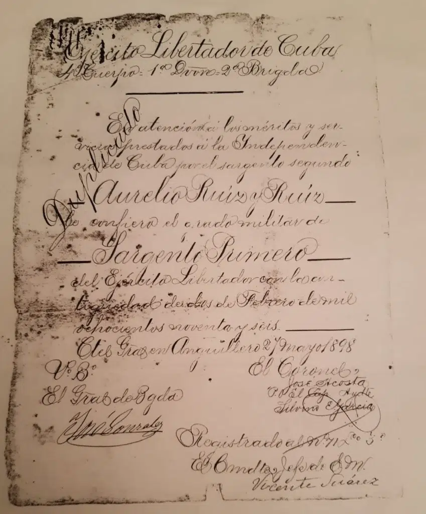 Documentos pertencientes a Aurelio Ruiz Ruiz, miembro del Ejército Libertador de Cuba (Foto: Cortesía)