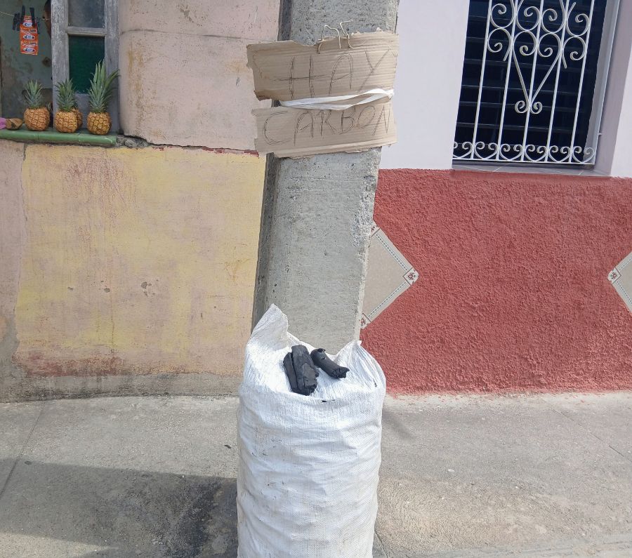 Carbón a la venta, en Santa Clara (Foto de la autora)