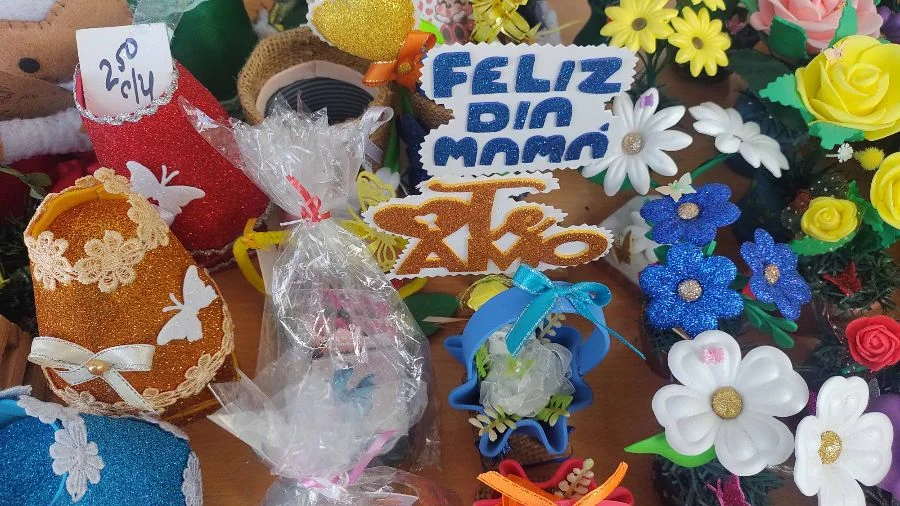 Venta de regalos por el Día de las Madres, en Holguín (Foto: CubaNet)